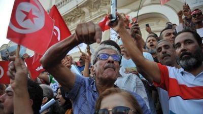 أنصار قيس سعيد يعبرون عن مساندتهم لقراراته وسط  تونس العاصمة