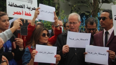 في وقفة تضامنية مع خليفة القاسمي: الصحفيون يُنددون بهرسلة قطاع الإعلام (صور صالح الحبيبي)