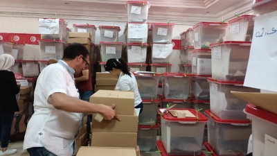 القصرين : إنطلاق توزيع المواد الإنتخابية على مراكز الإقتراع