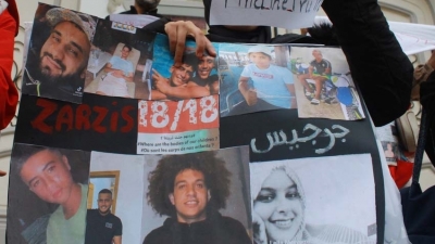 أمام المسرح البلدي:  وقفة تضامنية مع أهالي مفقودي جرجيس (صور صالح الحبيبي)