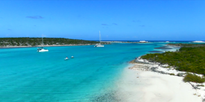 Une île privée des Bahamas mise à la vente aux enchères (vidéo)