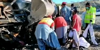 باكستان: مقتل 40 شخصا في سقوط حافلة من جسر وانفجارها