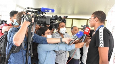 مطار تونس قرطاج: إستقبال البطل الأولمبي أحمد أيوب الحفناوي(صور مختار هميمة)