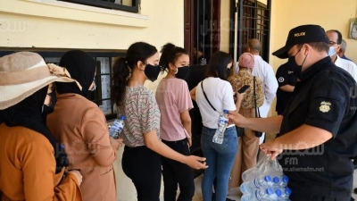 القصرين : الوحدات الأمنية تساهم في المد التضامني بتوزيع قوارير مياه على الطلبة بمركز التلقيح
