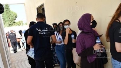 القصرين : الوحدات الأمنية تساهم في المد التضامني بتوزيع قوارير مياه على الطلبة بمركز التلقيح