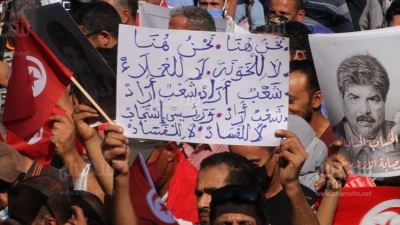 أنصار قيس سعيد يعبرون عن مساندتهم لقراراته وسط  تونس العاصمة