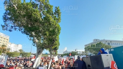 مباشرةً من شارع الحبيب بورقيبة مواطنون ضد الانقلاب يحتجون ويرفعون شعارات ضد رئيس الجمهورية 