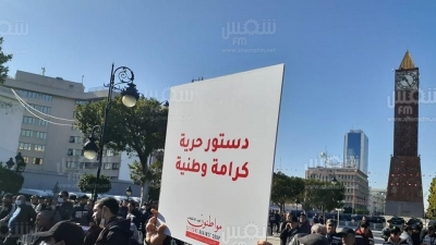 مباشرةً من شارع الحبيب بورقيبة مواطنون ضد الانقلاب يحتجون ويرفعون شعارات ضد رئيس الجمهورية 