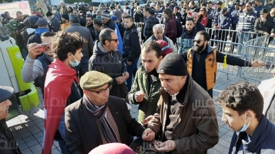 شارع الحبيب بورقيبة: ''مواطنون ضدّ الإنقلاب' يوزعون ’’الدقلة’’ على المحتجين