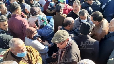 شارع الحبيب بورقيبة: ''مواطنون ضدّ الإنقلاب' يوزعون ’’الدقلة’’ على المحتجين