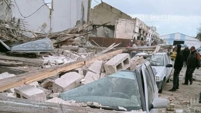 قرب سوق المنصف باي: سقوط حائط بناية مهجورة وأضرار مادية لعدد من السيارات