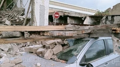 سقوط حائط لبناية مهجورة بالعاصمة   قرب سوق المنصف باي  وهو ما  تسبب في اضرار ماظية لعدد من السيارات