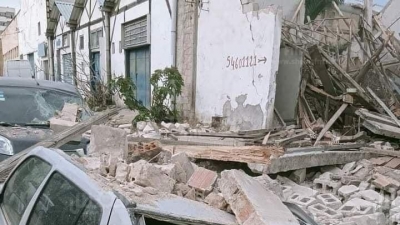 سقوط حائط لبناية مهجورة بالعاصمة   قرب سوق المنصف باي  وهو ما  تسبب في اضرار ماظية لعدد من السيارات