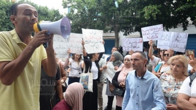 الأساتذة النواب يحتجون أمام وزارة التربية(صور صالح الحبيبي)