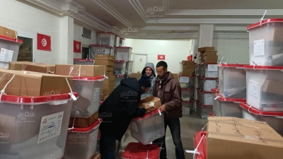 القصرين : إنطلاق توزيع المواد الانتخابية على مراكز الإقتراع