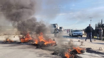 باجة: عمال شركة مقاطع بن صخرية يغلقون الطريق للمطالبة بعودة عمل المقطع والحصول على مستحقاتهم (صور)