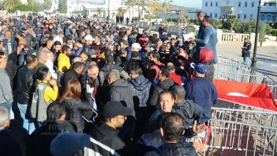 ساحة الحكومة بالقصبة: أعوان نقل تونس يحتجون (صور صالح الحبيبي)