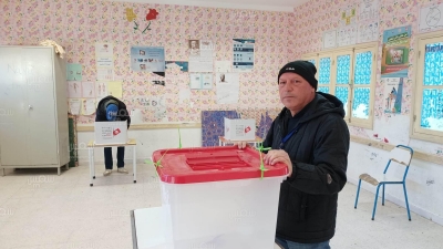 القصرين: انطلاق الإقتراع بمركز المدرسة الإبتدائية الشرقية (صور)