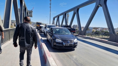 تعطل حركة المرورعلى مستوى الجسر المتحرك ببنزرت بسبب عطب حافلة نقل خاص فوق الجسر