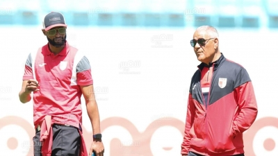 نصف نهائي كأس تونس: نزول لاعبي النادي الإفريقي والأولمبي الباجي إلى أرضية الميدان (صور مختار هميمة)